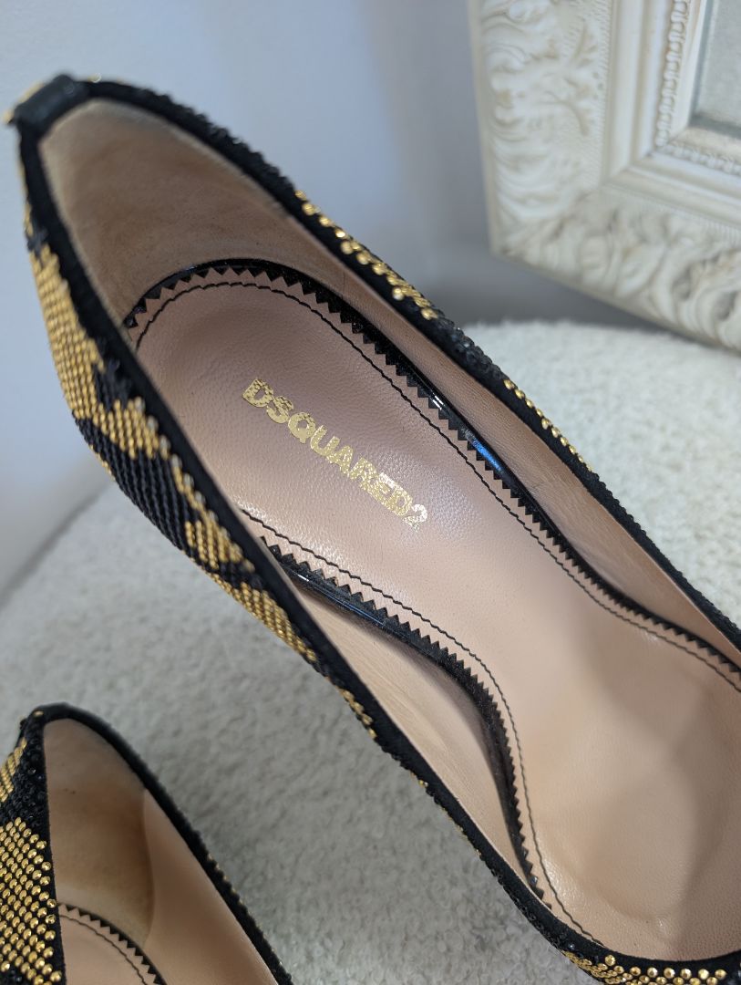 Dsquared 2 Black and Gold Studded Pump. Size 38.