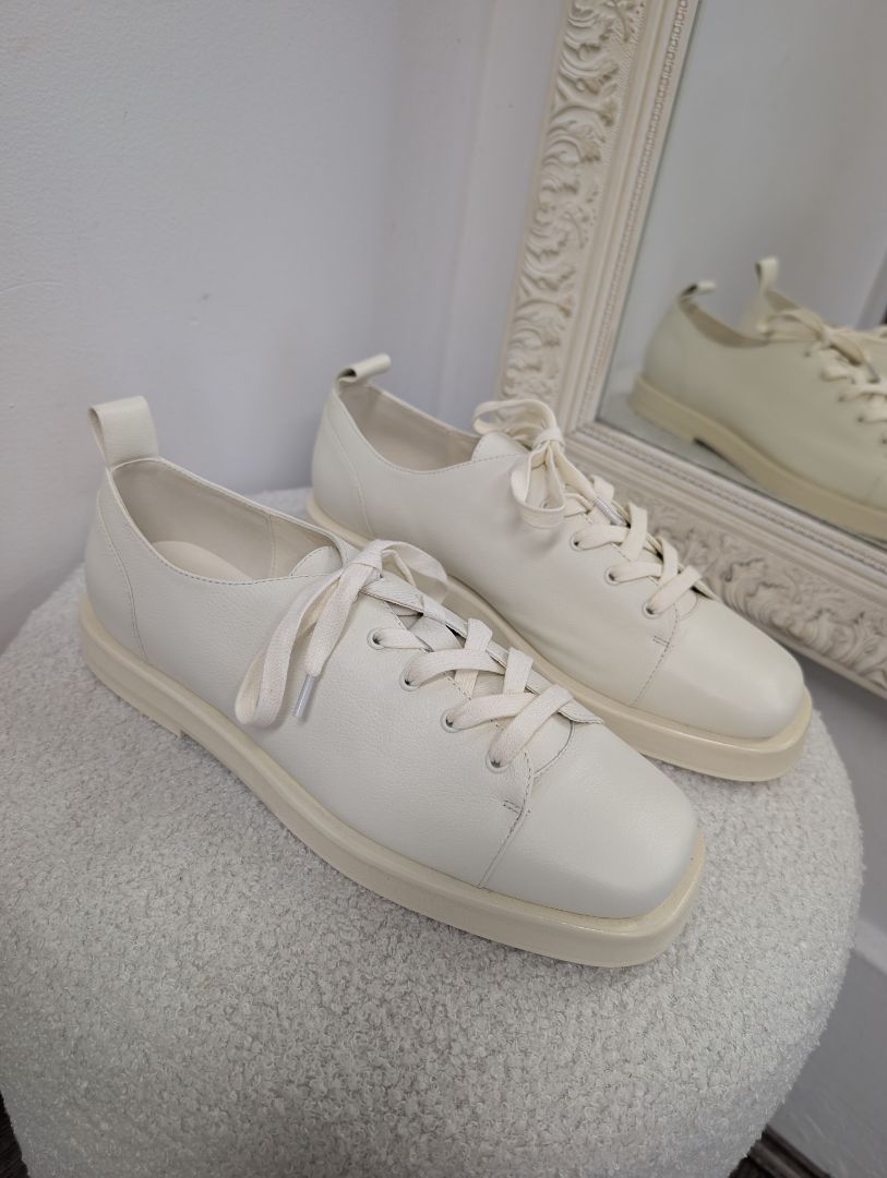Alpha 60 Cream Square Toe Laceup Shoes. Size 40.