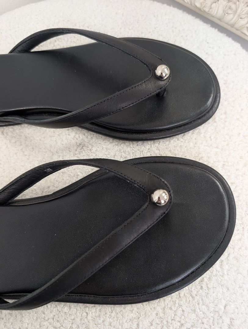 Alias Mae Tula Leather Thongs, Size 38.