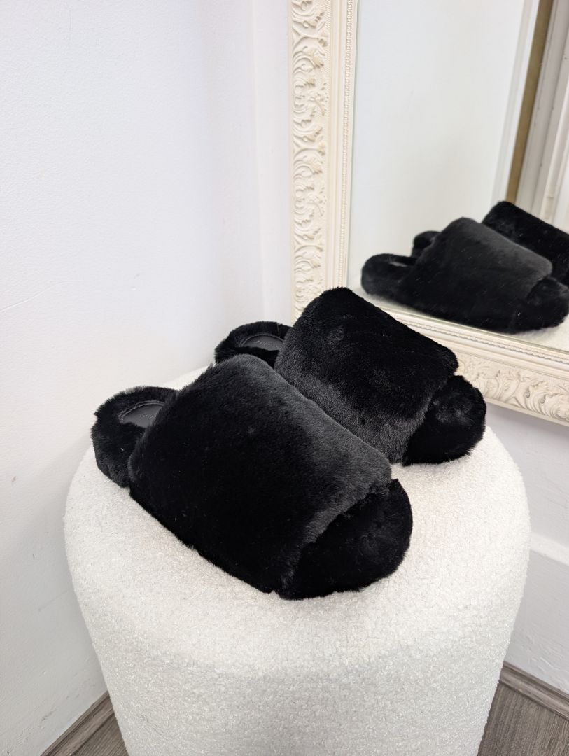 Apparis Dillon Slippers. Size 39.