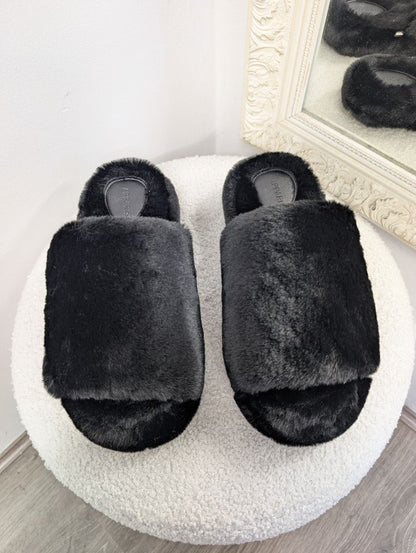 Apparis Dillon Slippers. Size 39.