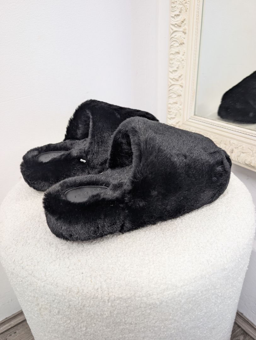 Apparis Dillon Slippers. Size 39.