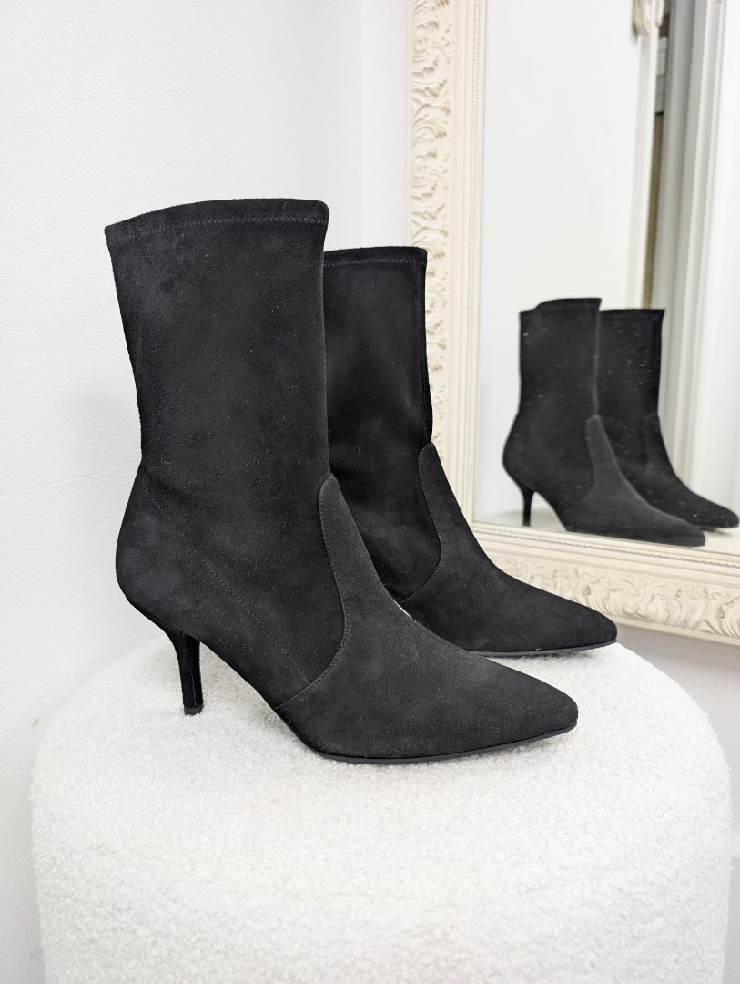 Stuart Weitzman Cling Suede Boot. Size 38.5.