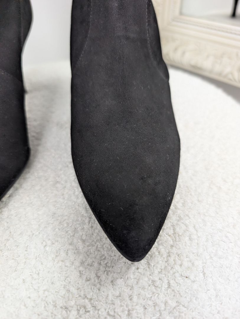 Stuart Weitzman Cling Suede Boot. Size 38.5.