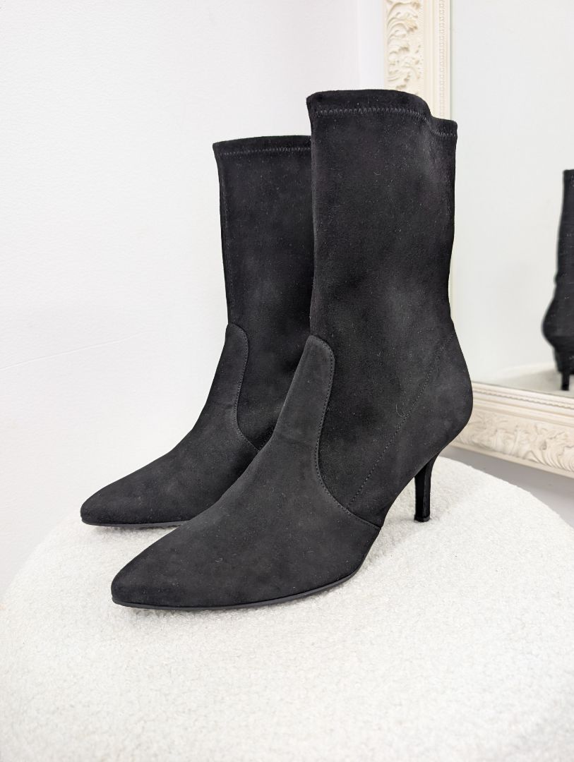 Stuart Weitzman Cling Suede Boot. Size 38.5.