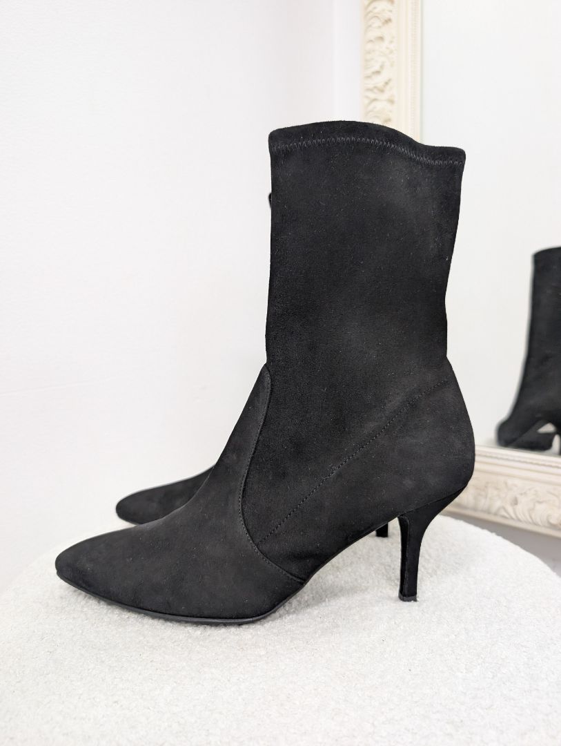 Stuart Weitzman Cling Suede Boot. Size 38.5.