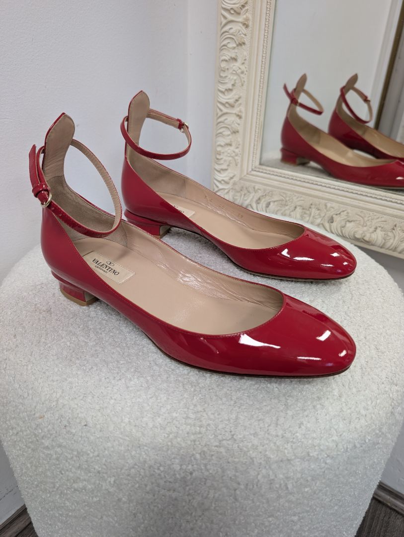 Valentino Garavani Red Patent Tango Pumps. Size 39.