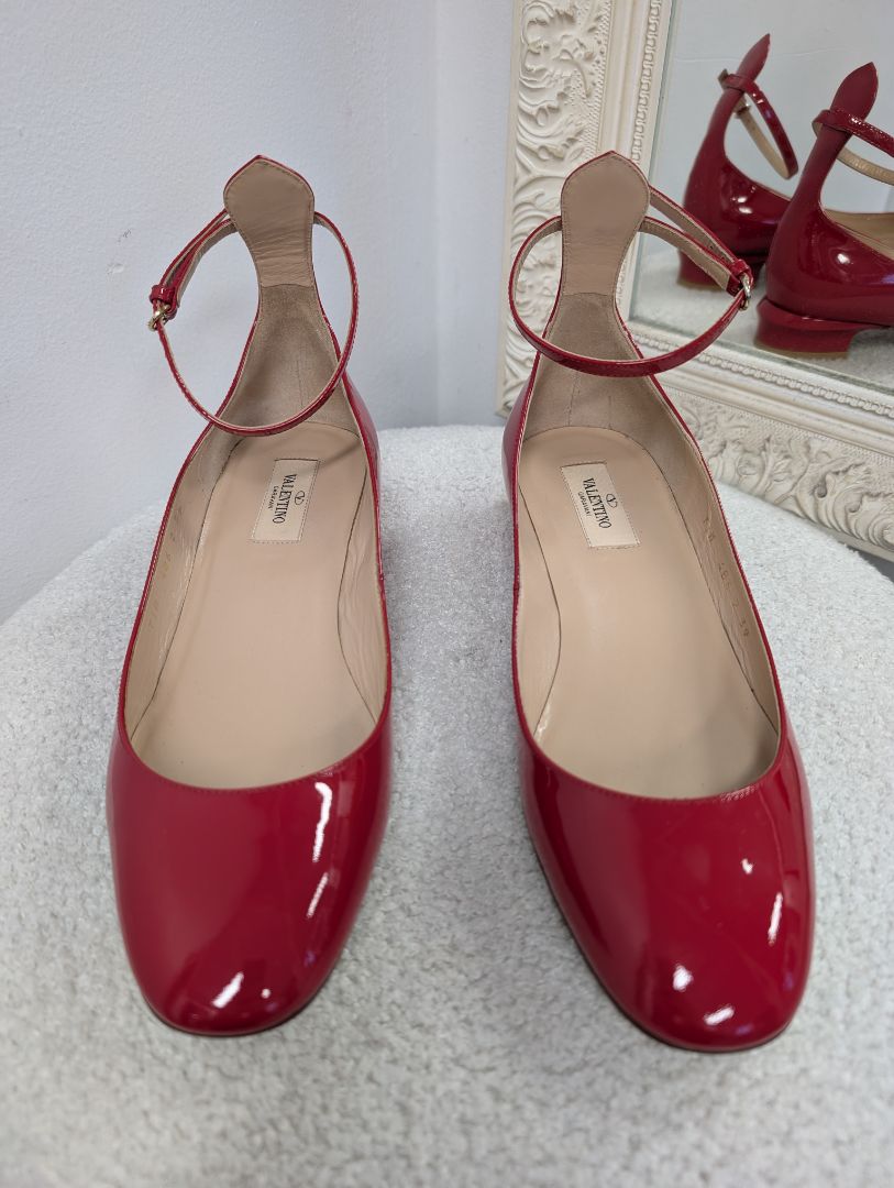 Valentino Garavani Red Patent Tango Pumps. Size 39.