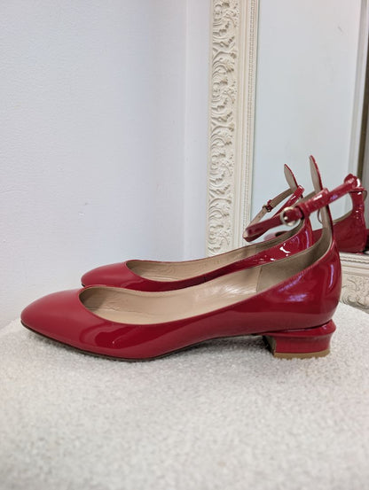 Valentino Garavani Red Patent Tango Pumps. Size 39.