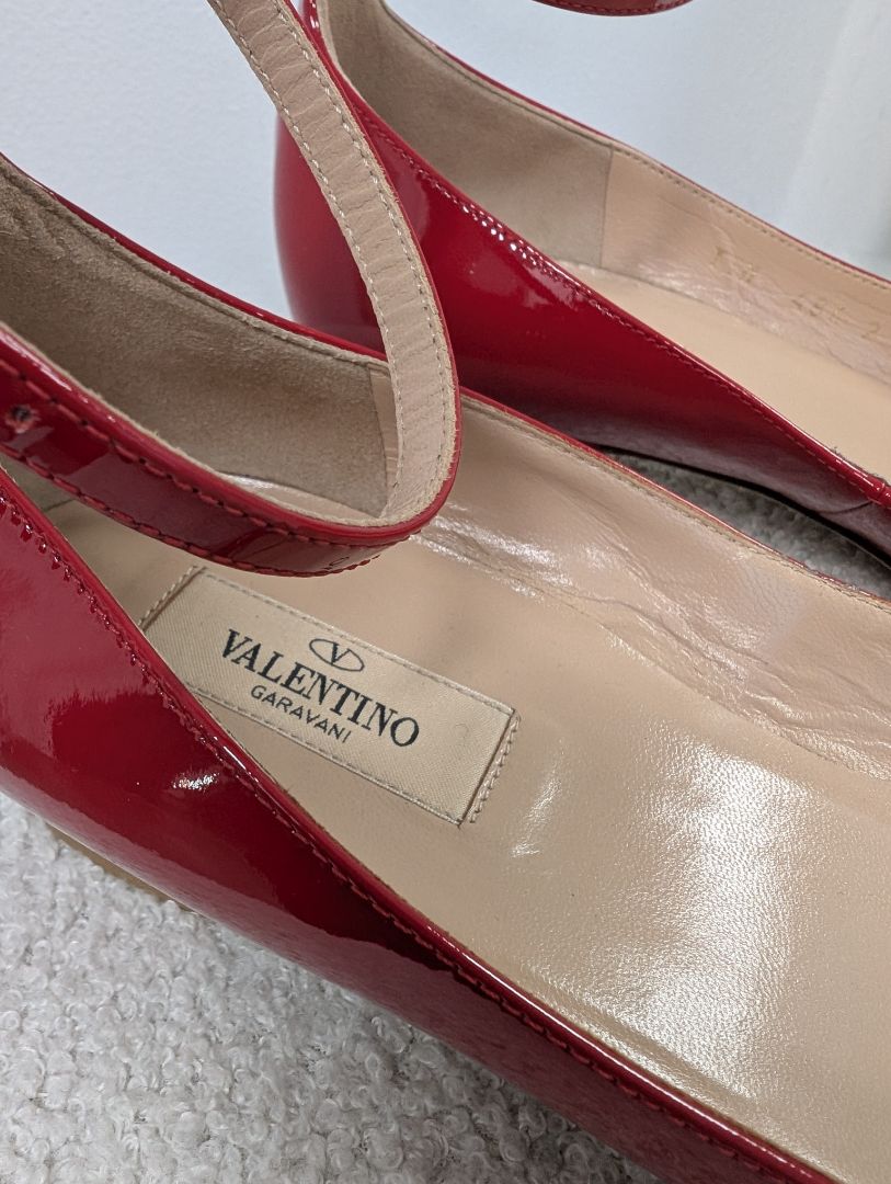 Valentino Garavani Red Patent Tango Pumps. Size 39.