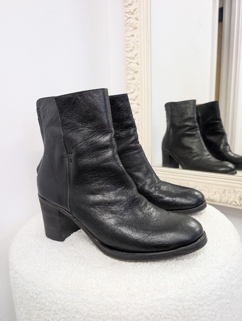 Nylon Black Leather Ankle Boots. Size 40.