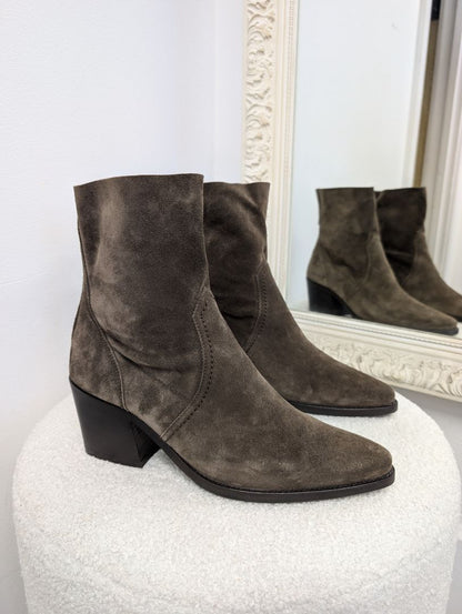 Paul Green Suede Ankle Boots. Size 38.
