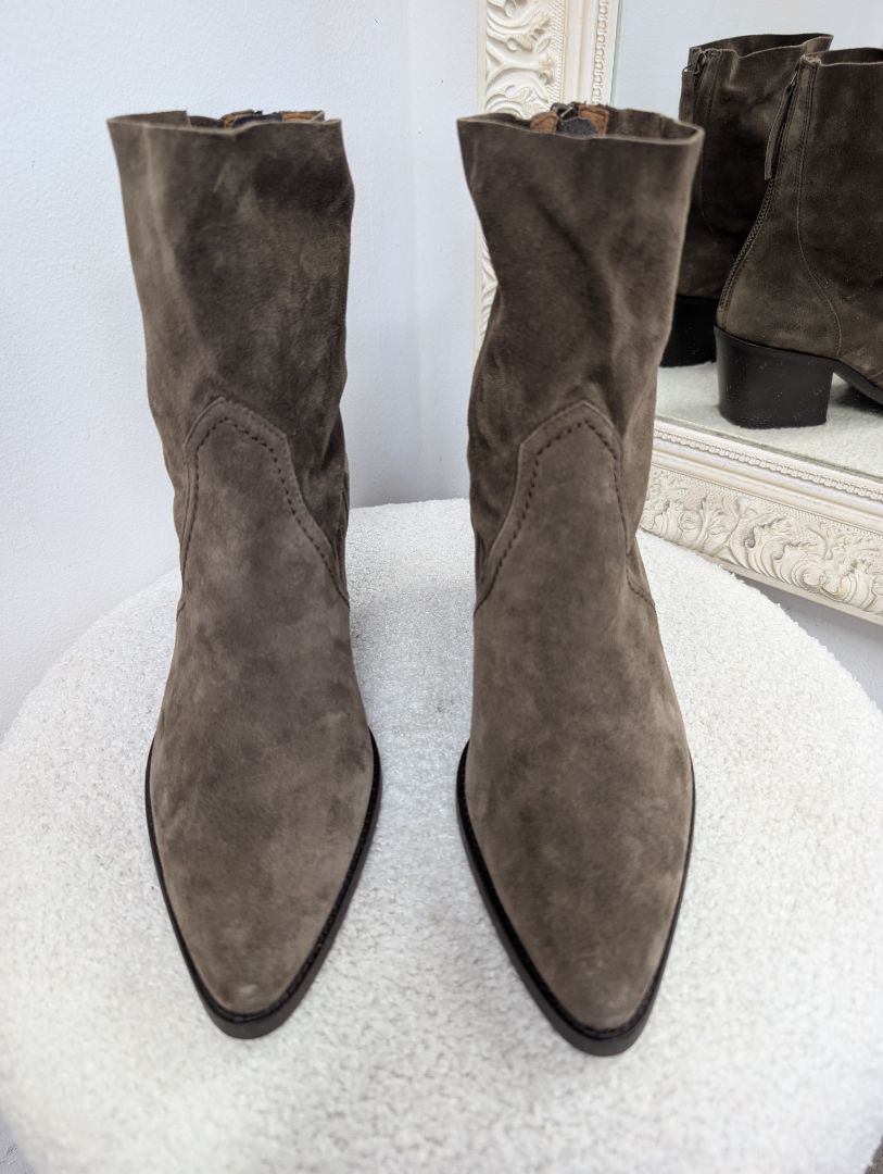 Paul Green Suede Ankle Boots. Size 38.