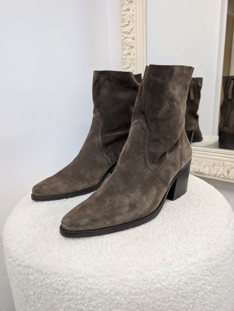 Paul Green Suede Ankle Boots. Size 38.