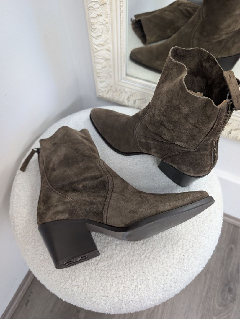 Paul Green Suede Ankle Boots. Size 38.