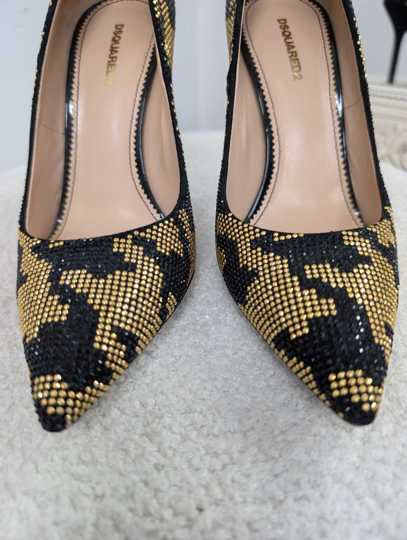 Dsquared 2 Black and Gold Studded Pump. Size 38.
