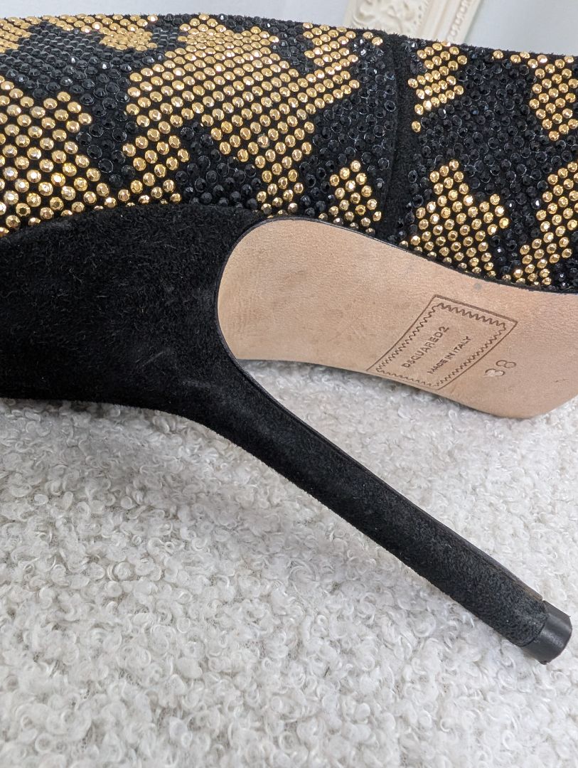 Dsquared 2 Black and Gold Studded Pump. Size 38.