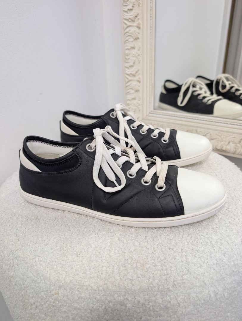 Louis Vuitton Black and White Leather Sneakers. Size 39.