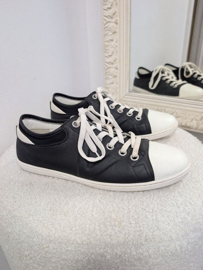 Louis Vuitton Black and White Leather Sneakers. Size 39.