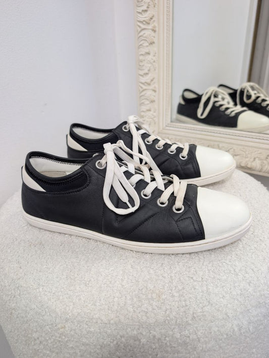 Louis Vuitton Black and White Leather Sneakers. Size 39.