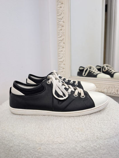 Louis Vuitton Black and White Leather Sneakers. Size 39.