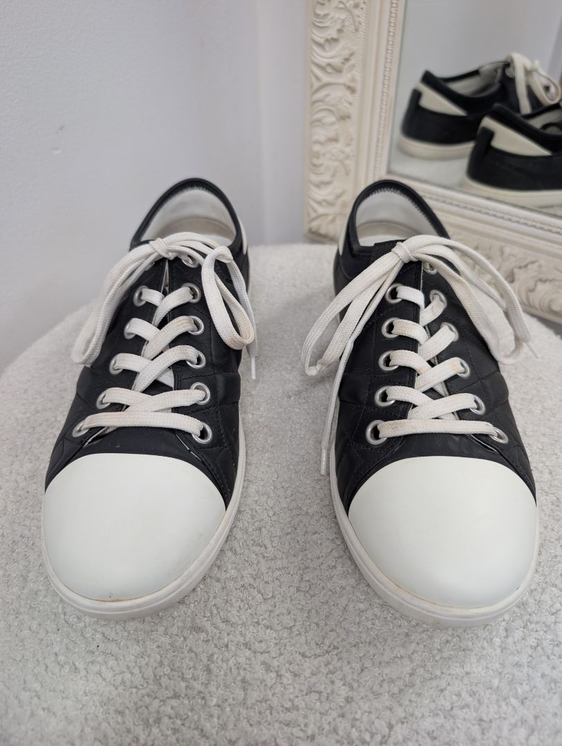 Louis Vuitton Black and White Leather Sneakers. Size 39.