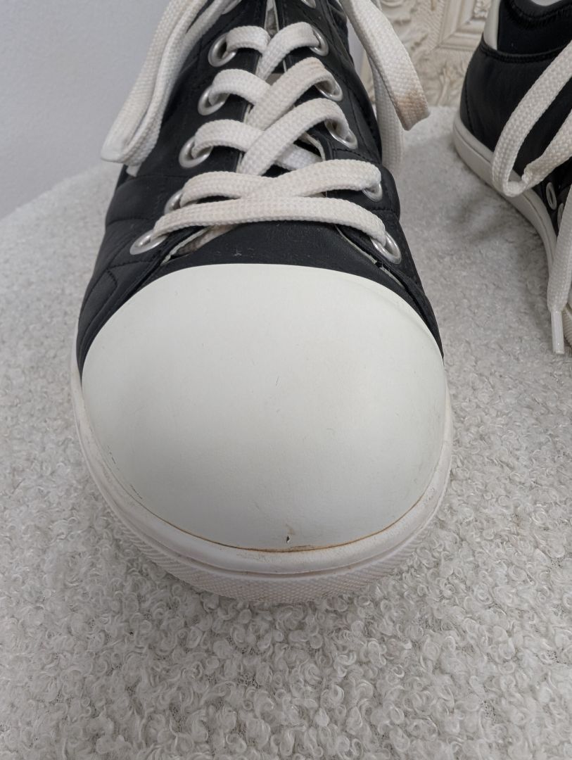 Louis Vuitton Black and White Leather Sneakers. Size 39.