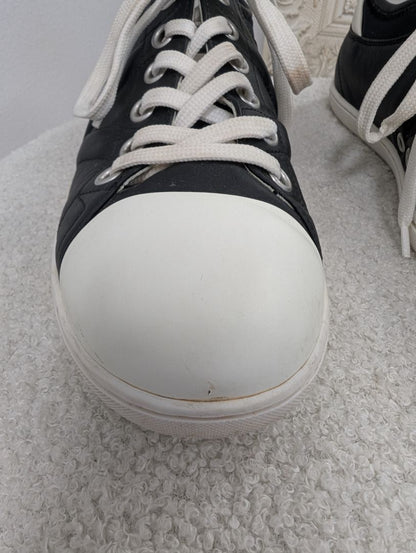 Louis Vuitton Black and White Leather Sneakers. Size 39.