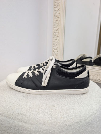 Louis Vuitton Black and White Leather Sneakers. Size 39.