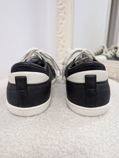 Louis Vuitton Black and White Leather Sneakers. Size 39.