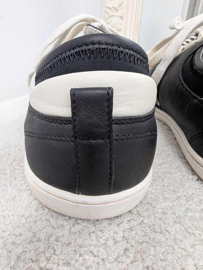 Louis Vuitton Black and White Leather Sneakers. Size 39.