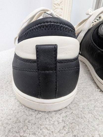 Louis Vuitton Black and White Leather Sneakers. Size 39.