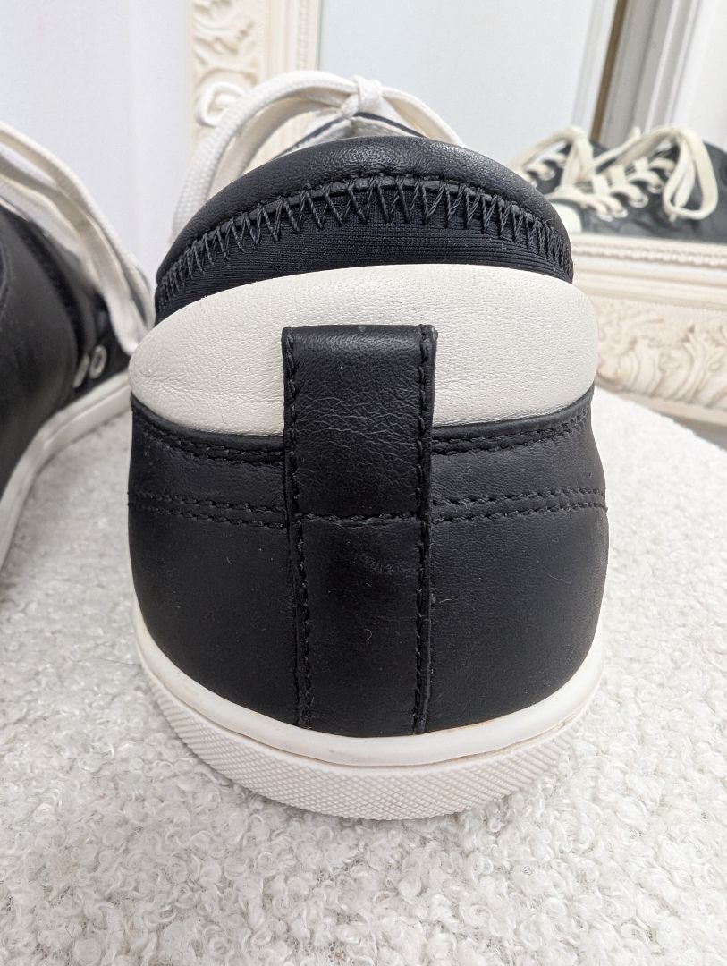 Louis Vuitton Black and White Leather Sneakers. Size 39.