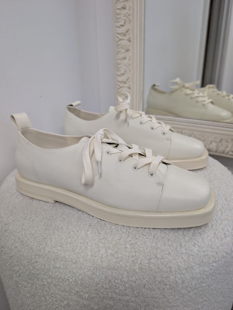 Alpha 60 Cream Square Toe Laceup Shoes. Size 40.
