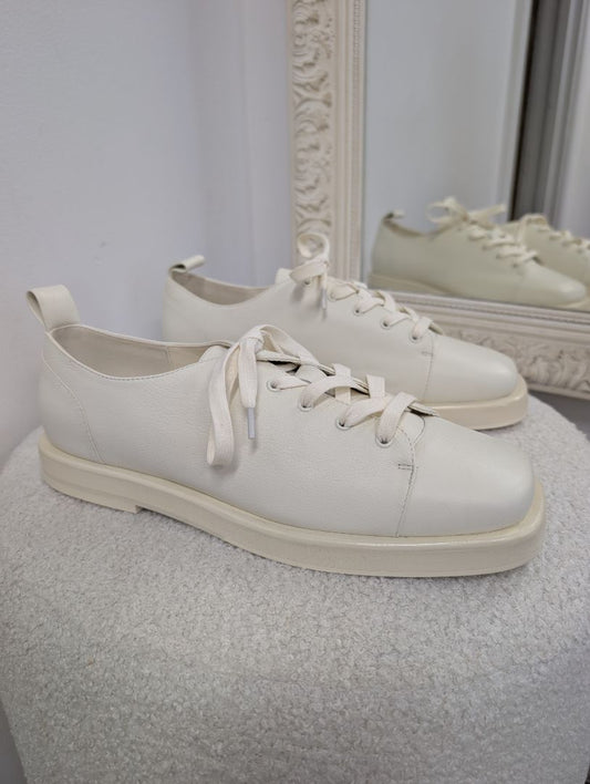 Alpha 60 Cream Square Toe Laceup Shoes. Size 40.