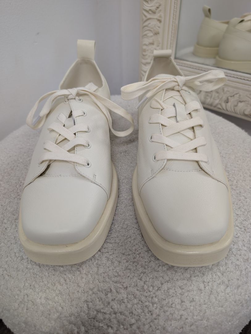 Alpha 60 Cream Square Toe Laceup Shoes. Size 40.