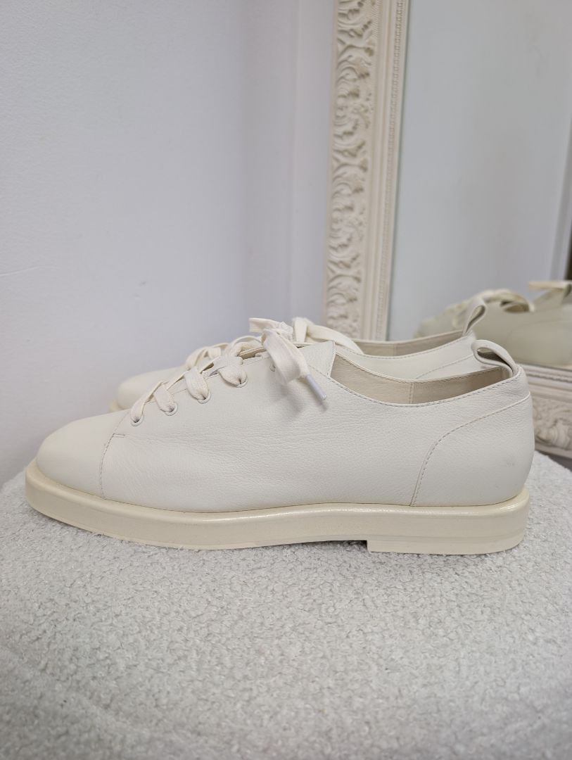 Alpha 60 Cream Square Toe Laceup Shoes. Size 40.