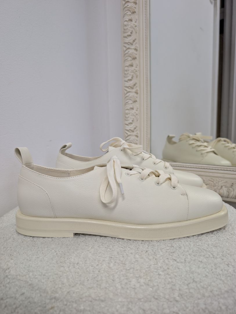 Alpha 60 Cream Square Toe Laceup Shoes. Size 40.
