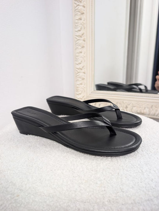 St. Agni Thong Wedge. Size 38.