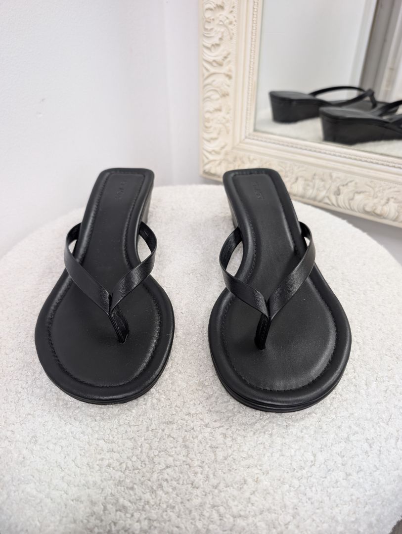 St. Agni Thong Wedge. Size 38.