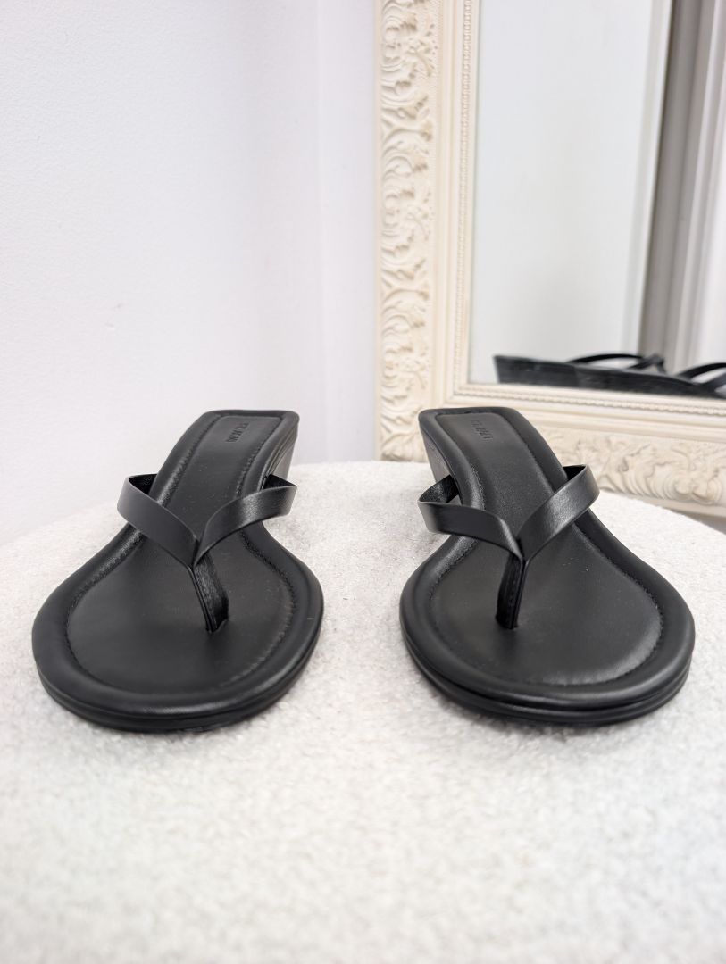 St. Agni Thong Wedge. Size 38.