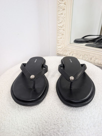 Alias Mae Tula Leather Thongs, Size 38.